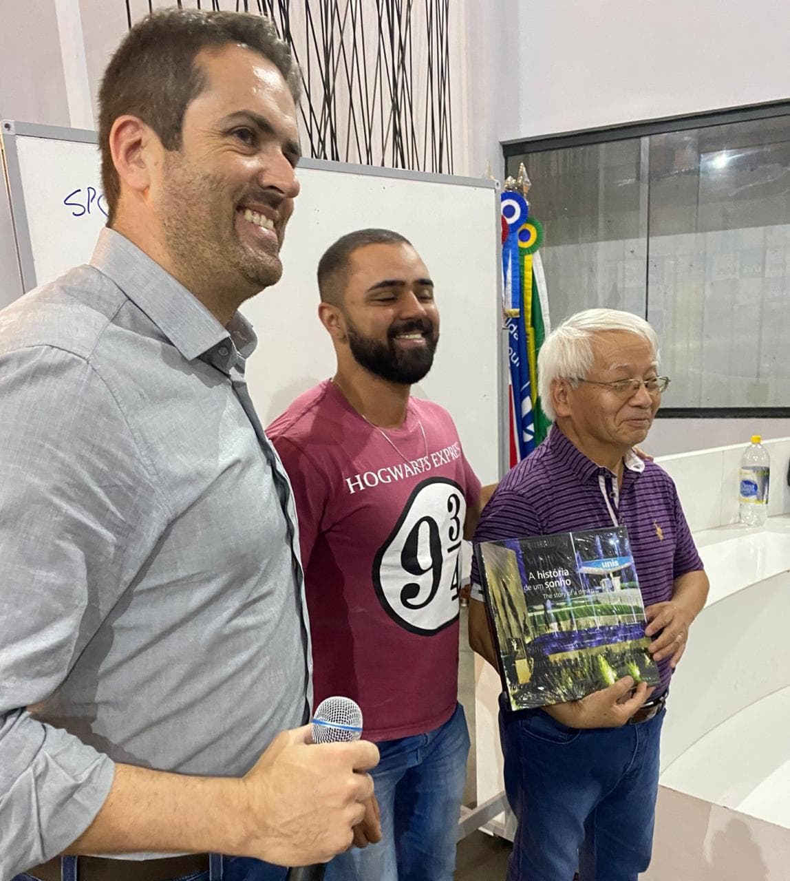 Pessoas sorrindo durante um evento