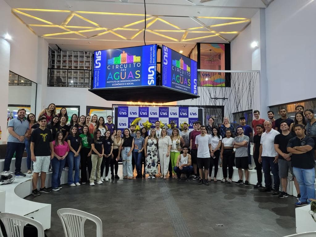 Grande grupo de participantes reunido em um evento de formação